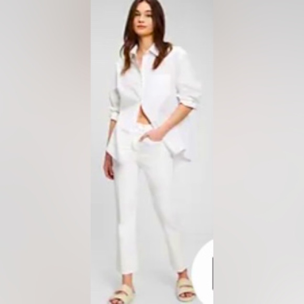 White jeans. NWT. Great summer staple.